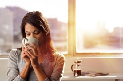Khi nào là thời điểm vàng để uống cà phê?