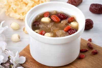 Chưng yến c&oacute; cần cho nước kh&ocirc;ng?